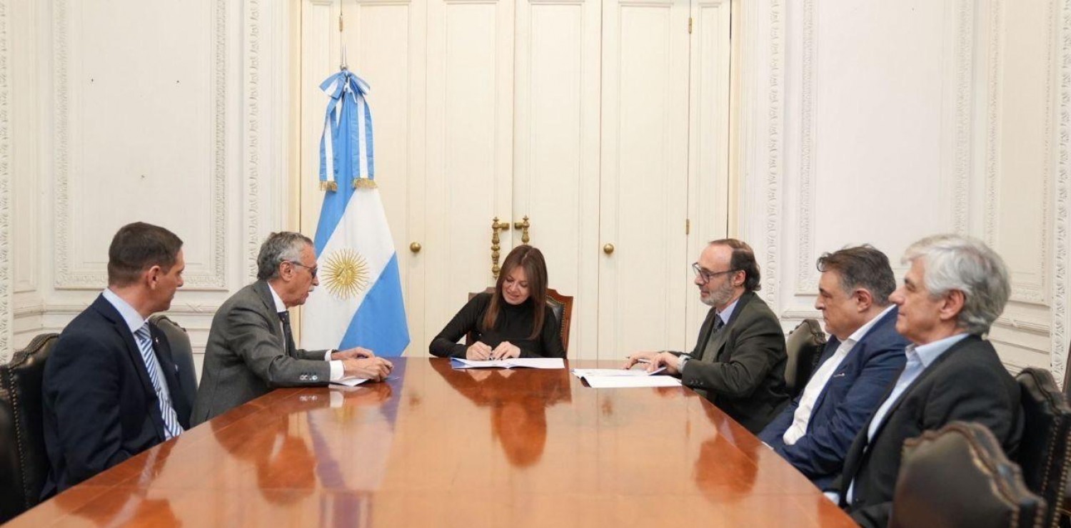 El Dr. Ricardo Znaidak encabezó la firma del convenio tripartito que impulsa la matriculación automática de los profesionales de la salud